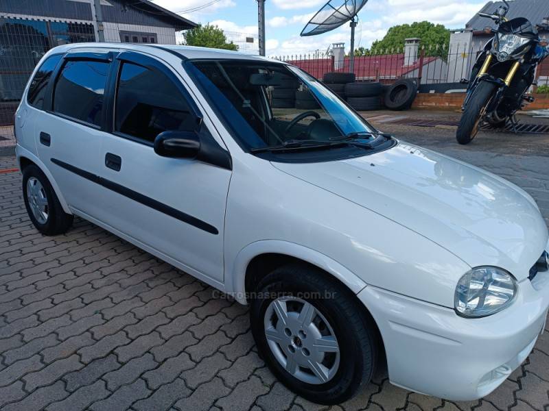 CHEVROLET - CORSA - 2001/2001 - Branca - R$ 18.900,00