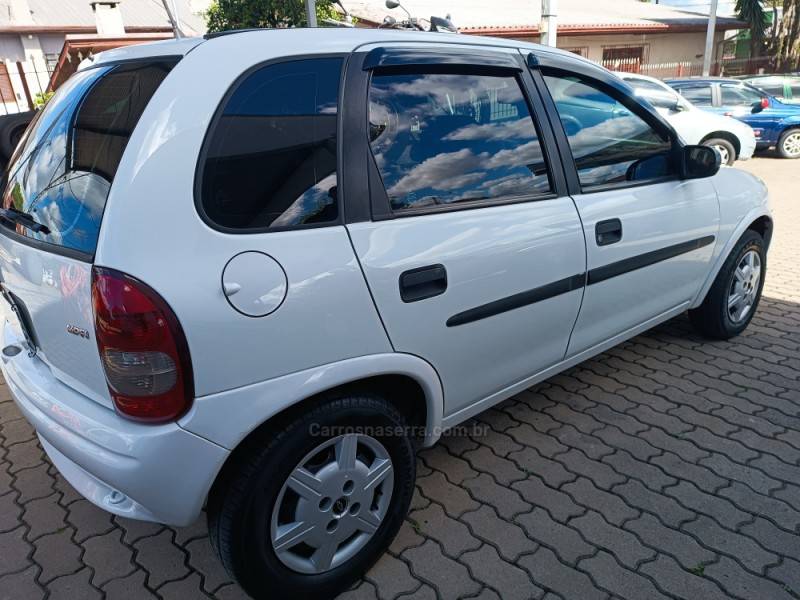 CHEVROLET - CORSA - 2001/2001 - Branca - R$ 18.900,00